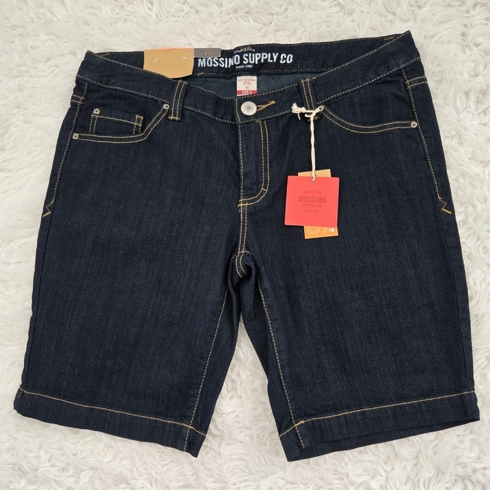 Mossimo Bermuda Shorts. LOWER WAIST & STRAIGHT HIP. Size juniors 11 Women 6. New